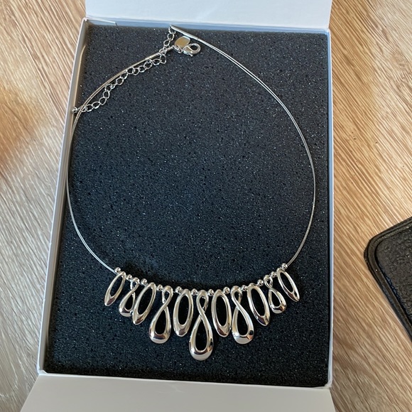 Infinity interlope necklace - Picture 2 of 3